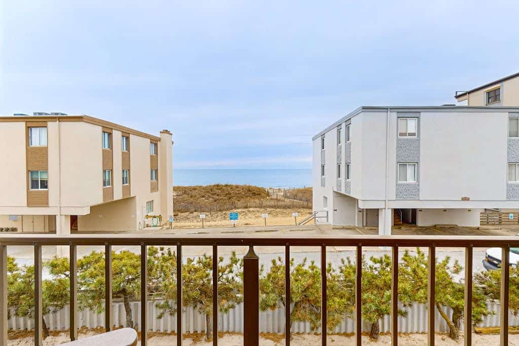 Serene Ocean block condo with balcony, beach & ocean views & washer/dryer
