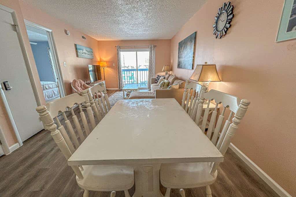 Sunny Condo on the Ocean Block with Balcony, full kitchen, AC, WiFi & Laundry