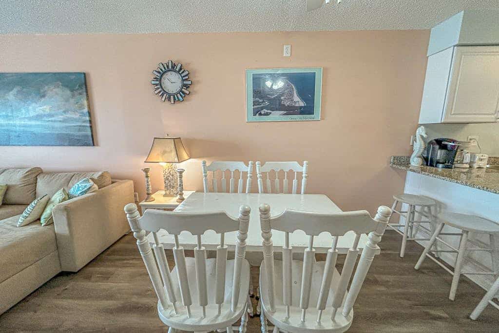 Sunny Condo on the Ocean Block with Balcony, full kitchen, AC, WiFi & Laundry