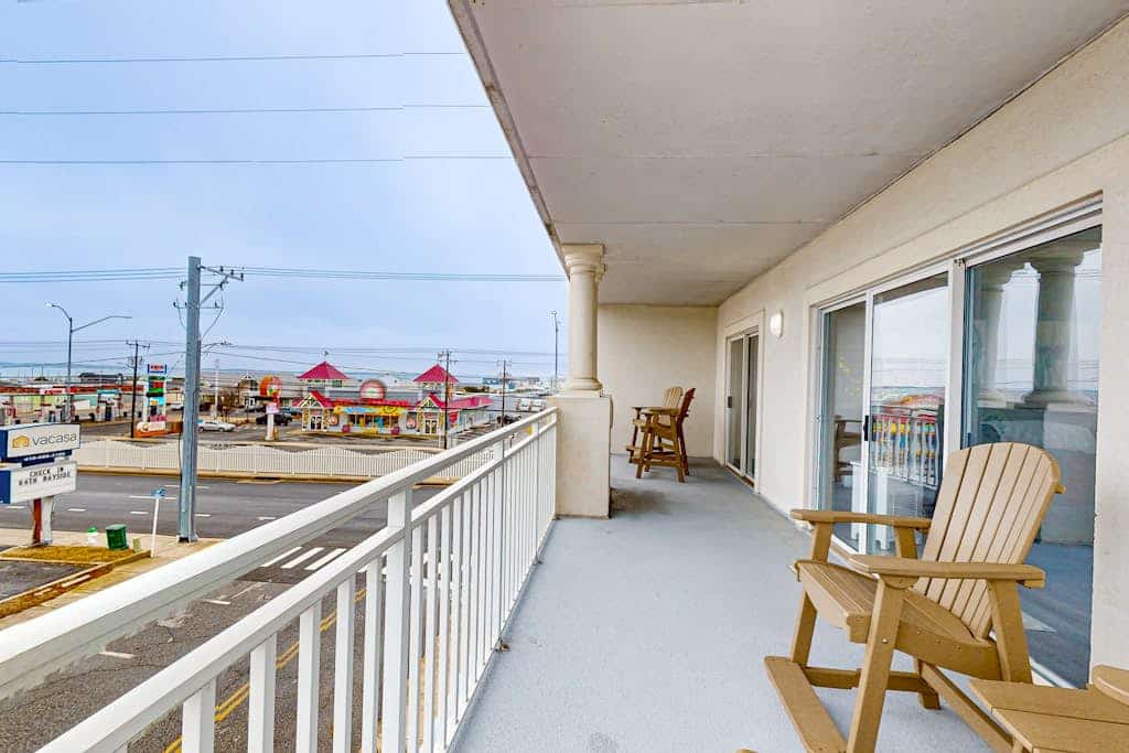 Sunny condo by the beach w/balcony, full kitchen, washer/dryer, & outdoor pool