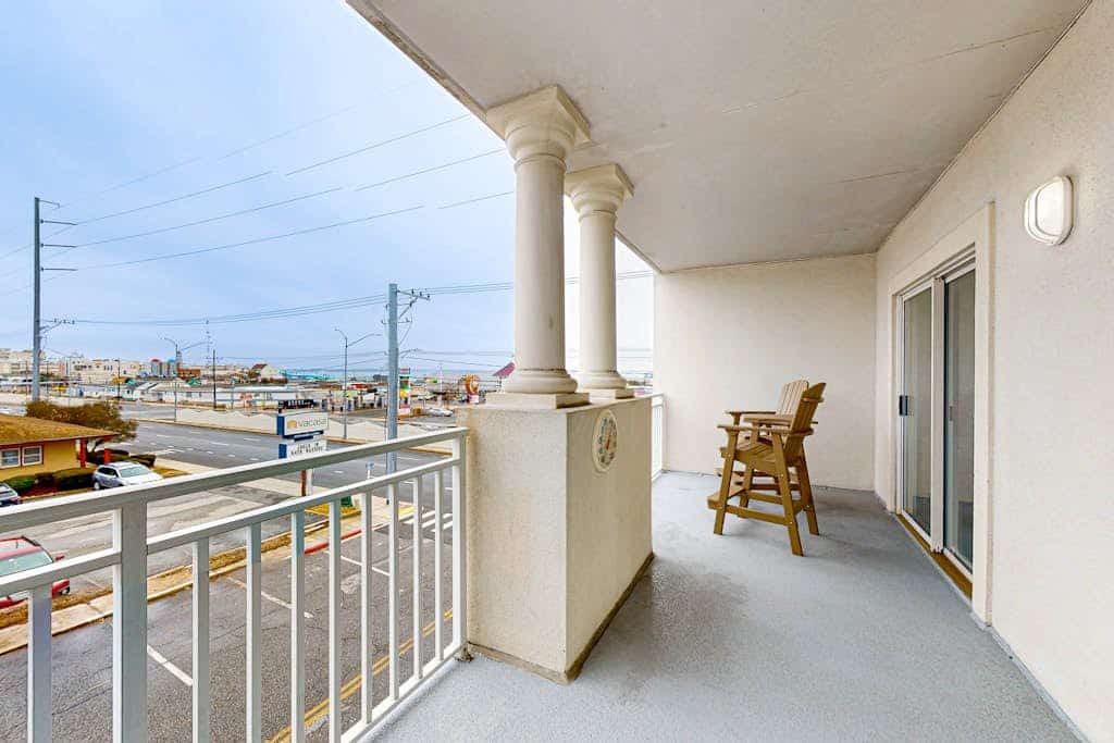 Sunny condo by the beach w/balcony, full kitchen, washer/dryer, & outdoor pool