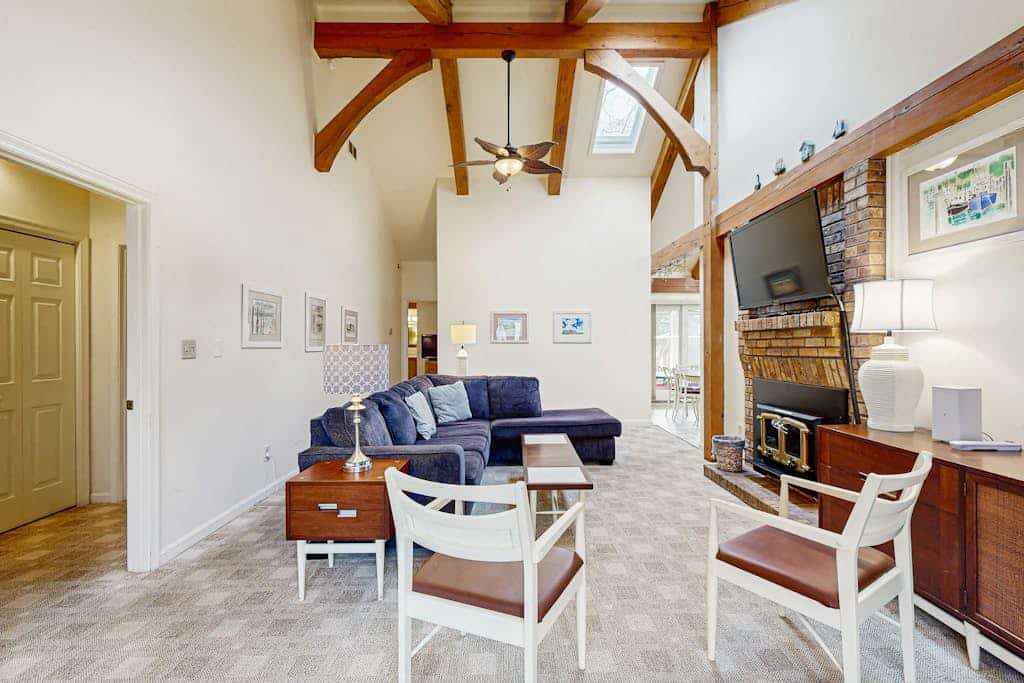 Refreshing home, blocks from the beach w/Central AC, Private Deck & Washer/Dryer