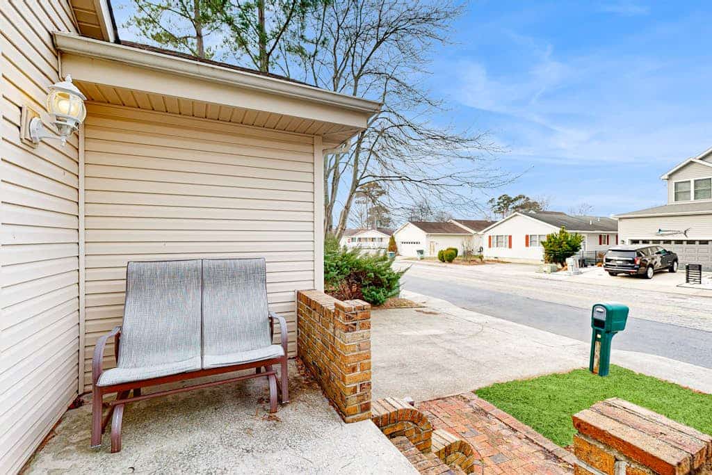 Refreshing home, blocks from the beach w/Central AC, Private Deck & Washer/Dryer