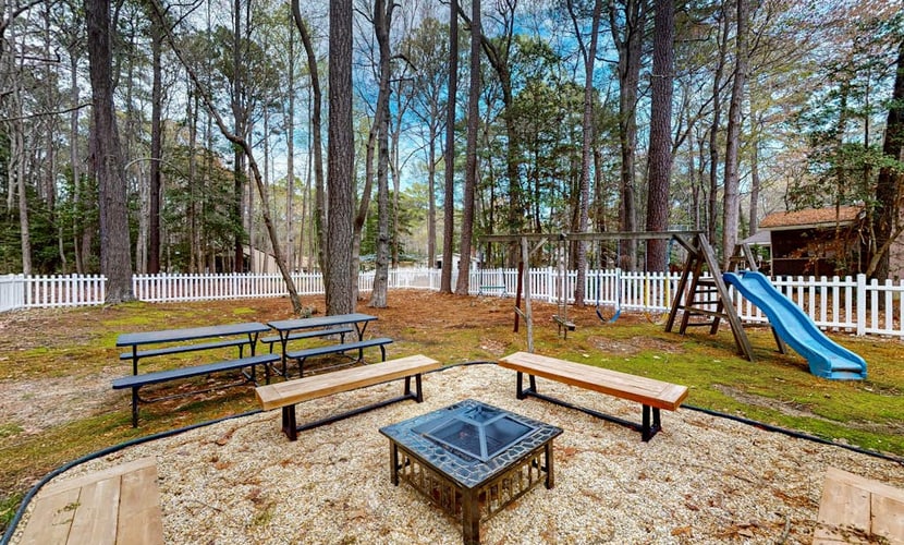 Lovely Ocean Pines home w/picnic area, firepit, fully stocked kitchen, AC & WiFi