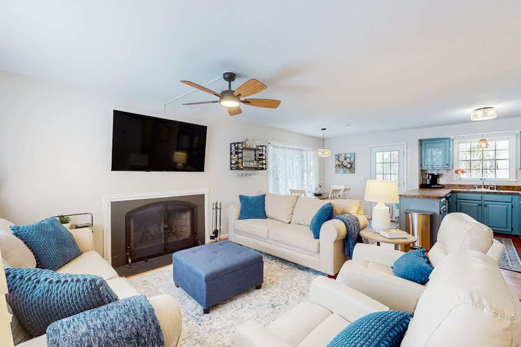 Lovely Ocean Pines home w/picnic area, firepit, fully stocked kitchen, AC & WiFi