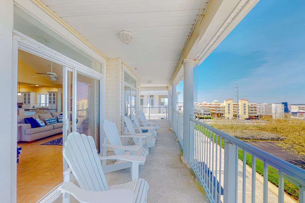 Key Largo Penthouse w/ Ocean View, W/D, WiFi, AC - Half a Block to the Beach