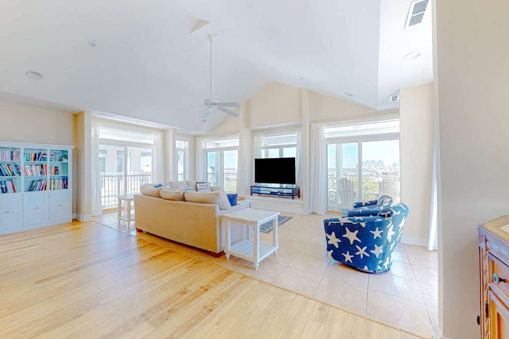 Key Largo Penthouse w/ Ocean View, W/D, WiFi, AC - Half a Block to the Beach