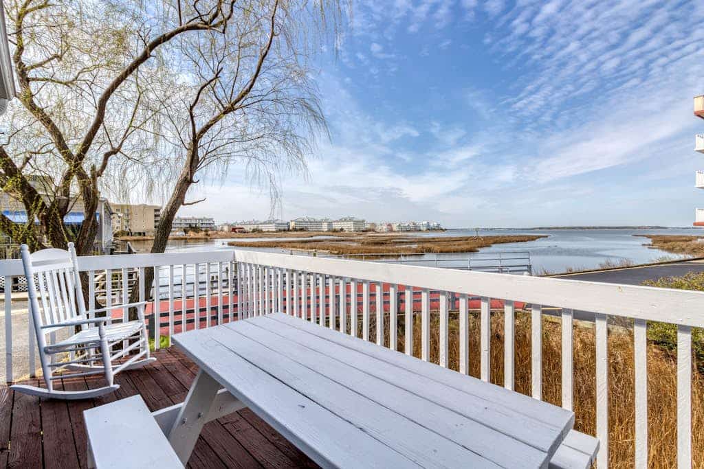 Waterfront beach cottage w/ full kitchen, cable, free WiFi - close to the beach
