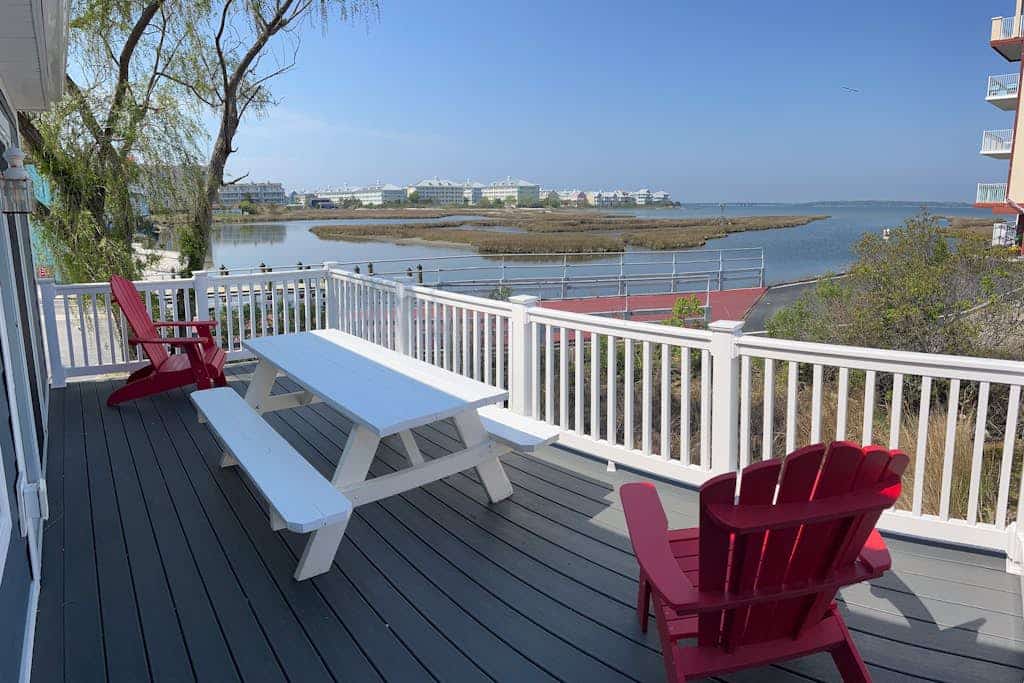 Waterfront beach cottage w/ full kitchen, cable, free WiFi - close to the beach