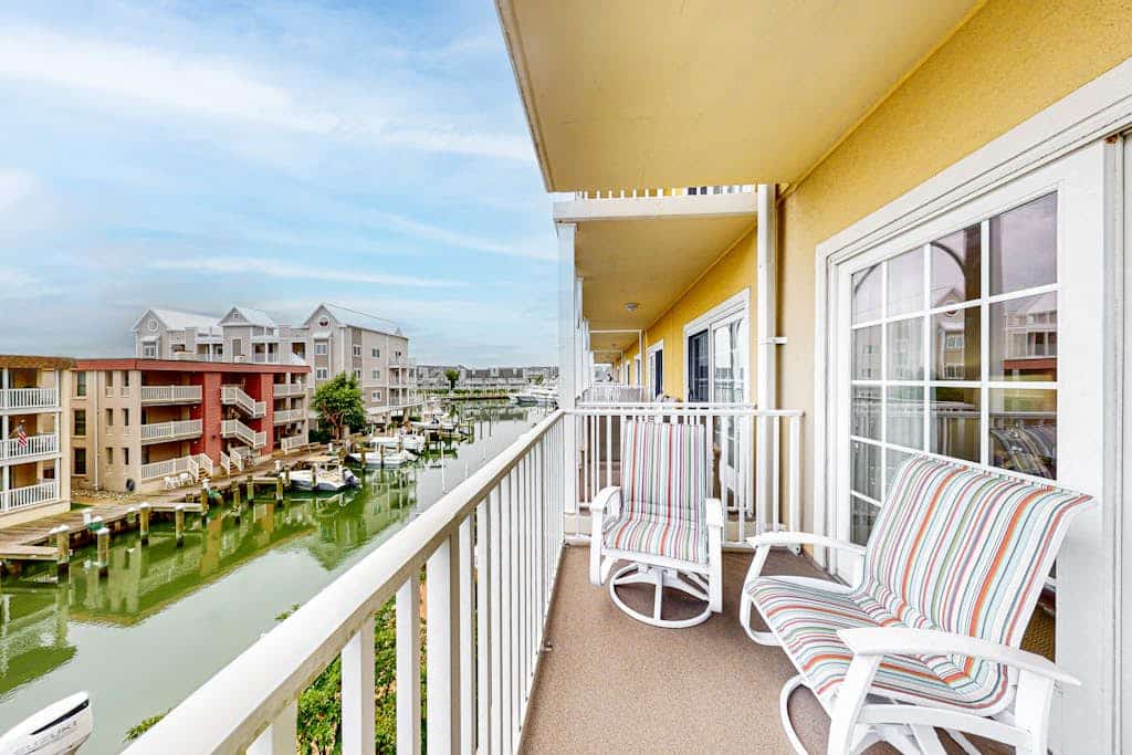 Amazing waterfront condo w/ great location, shared, indoor pool & exercise room