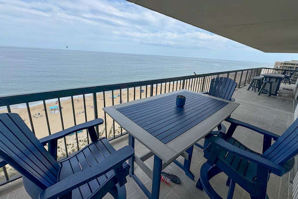 Spacious - penthouse beach condo with balcony, W/D, pools, gym, sauna & AC