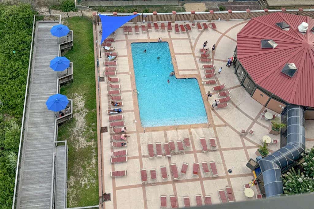 Spacious - penthouse beach condo with balcony, W/D, pools, gym, sauna & AC