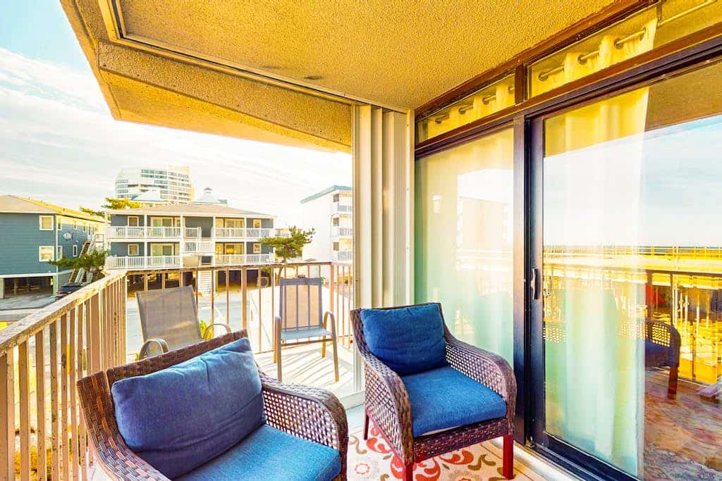 Stunning-spacious condo, near the beach w/large balcony, AC, WiFi & shared pool