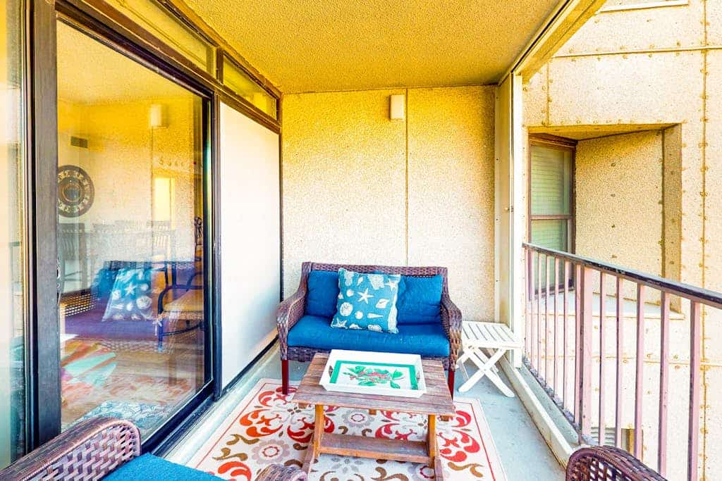 Stunning-spacious condo, near the beach w/large balcony, AC, WiFi & shared pool