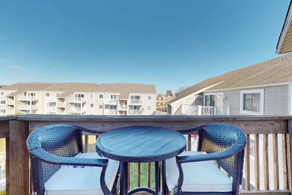 Sunny - 3rd floor, spacious condo with kitchen, balcony & canal views