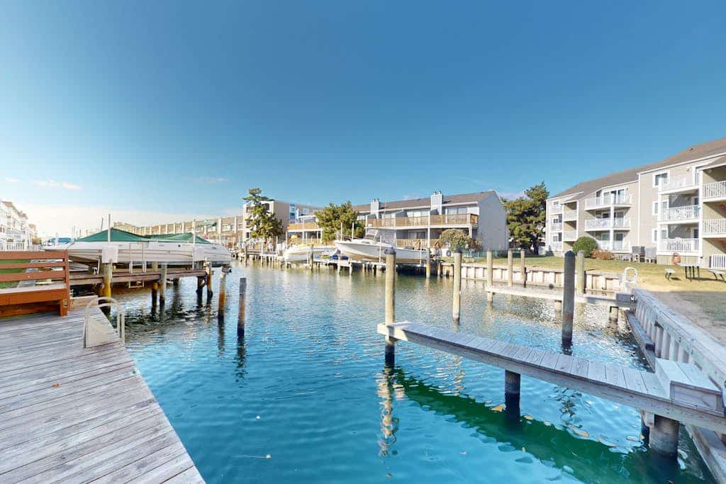 Sunny - 3rd floor, spacious condo with kitchen, balcony & canal views