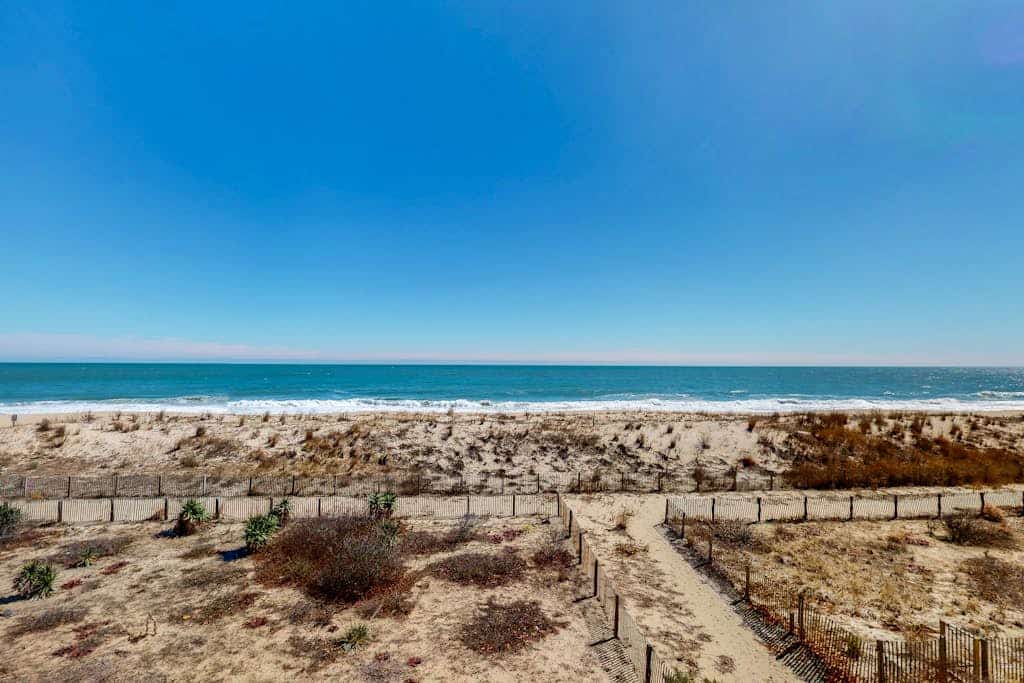 Oceanfront Condo with Balcony, Beach Access, Central AC, WiFi & Washer/Dryer