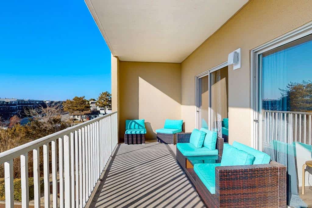 Sunny - Bayside Condo with Large Balcony, Sunset Bay Views & Shared Pool