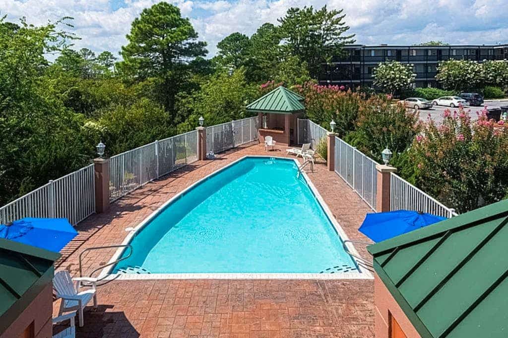 Sunny - Bayside Condo with Large Balcony, Sunset Bay Views & Shared Pool