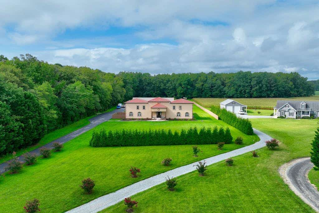 Upscale paradise w/pool, game room, poolside kitchen, fire pit, A/C & free WiFi