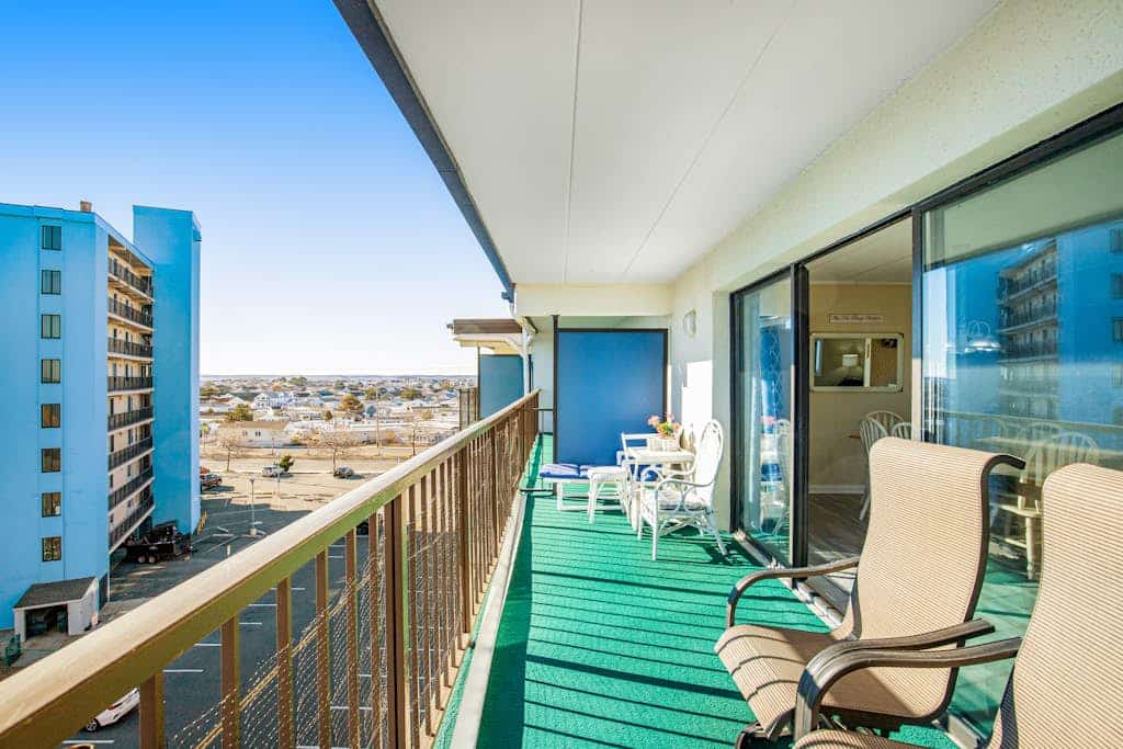 Inviting top-floor condo with amazing ocean views, large balcony, & fast WiFi