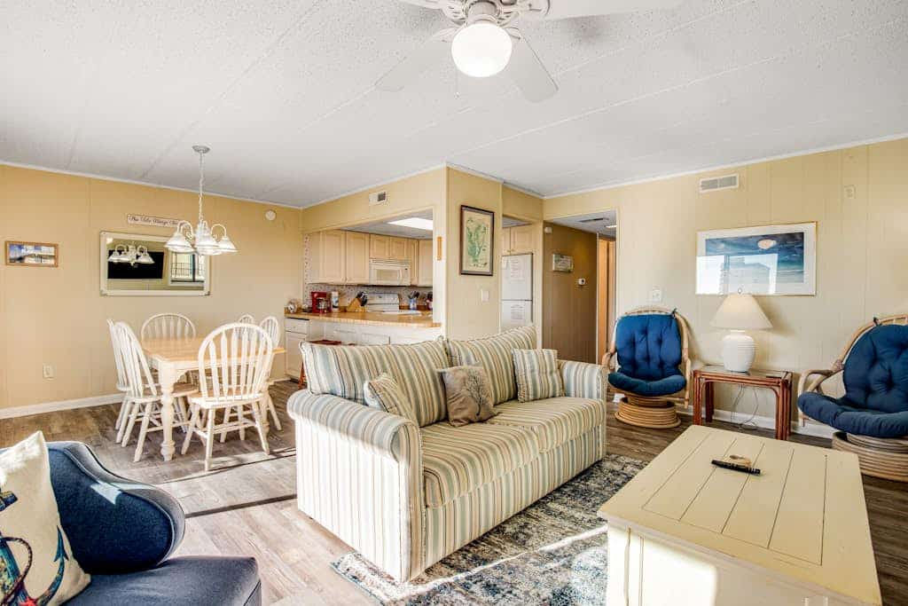 Inviting top-floor condo with amazing ocean views, large balcony, & fast WiFi