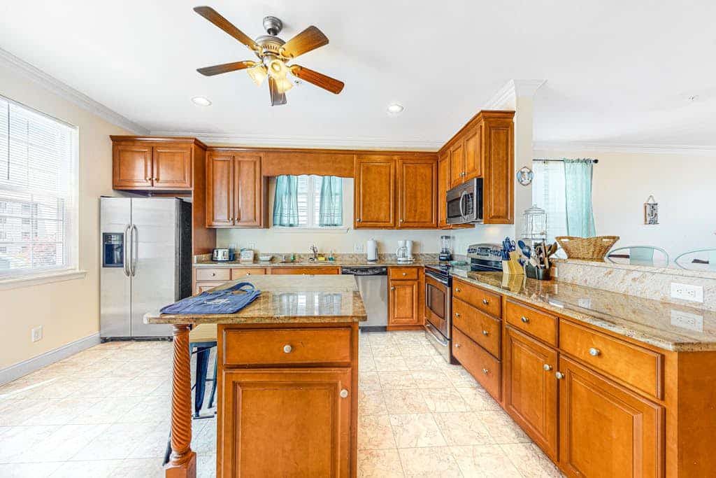 Saint Louis Ave townhouse central AC & private washer/dryer - near the ocean