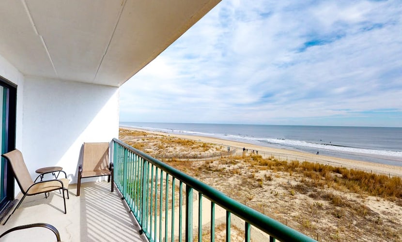 Oceanfront Condo with Balcony, Central AC, Washer/Dryer, WiFi & Shared Pool