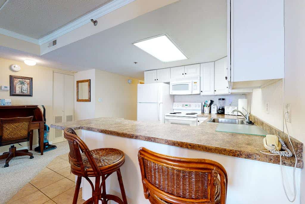 Oceanfront Condo with Balcony, Central AC, Washer/Dryer, WiFi & Shared Pool