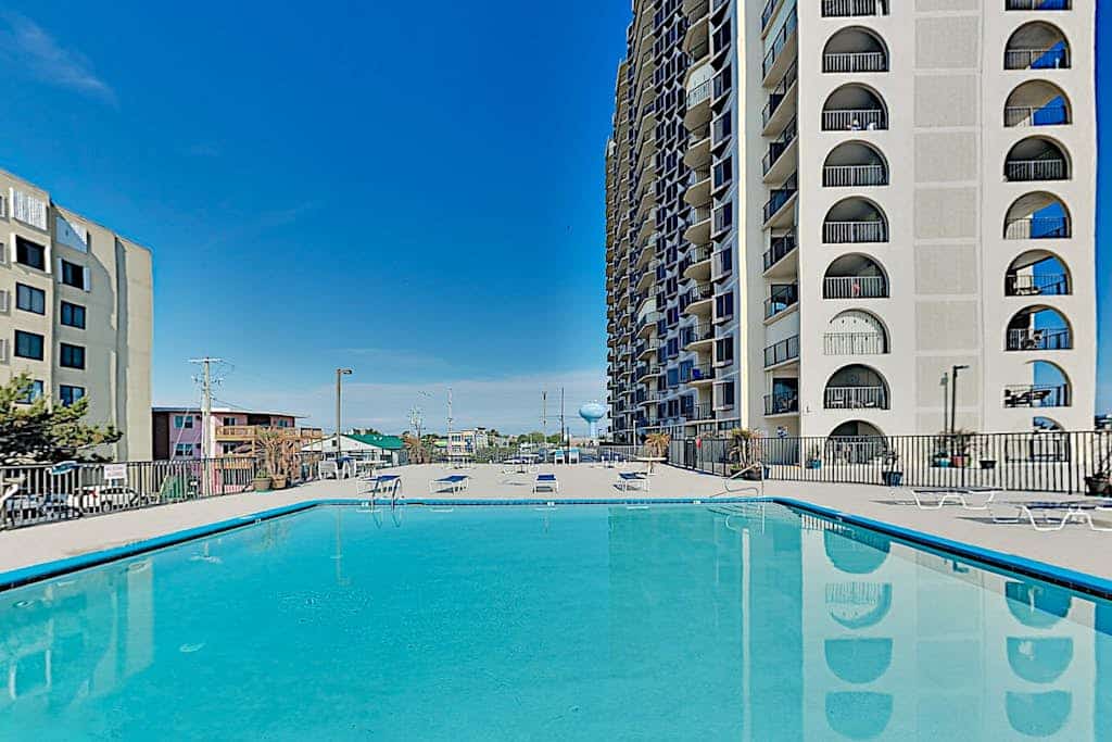 Third-floor condo in oceanfront building with balcony, pool & beach access