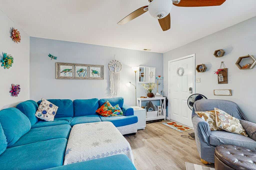 Charming dog friendly home - w/deck, yard & short walk to beach and Restaurants