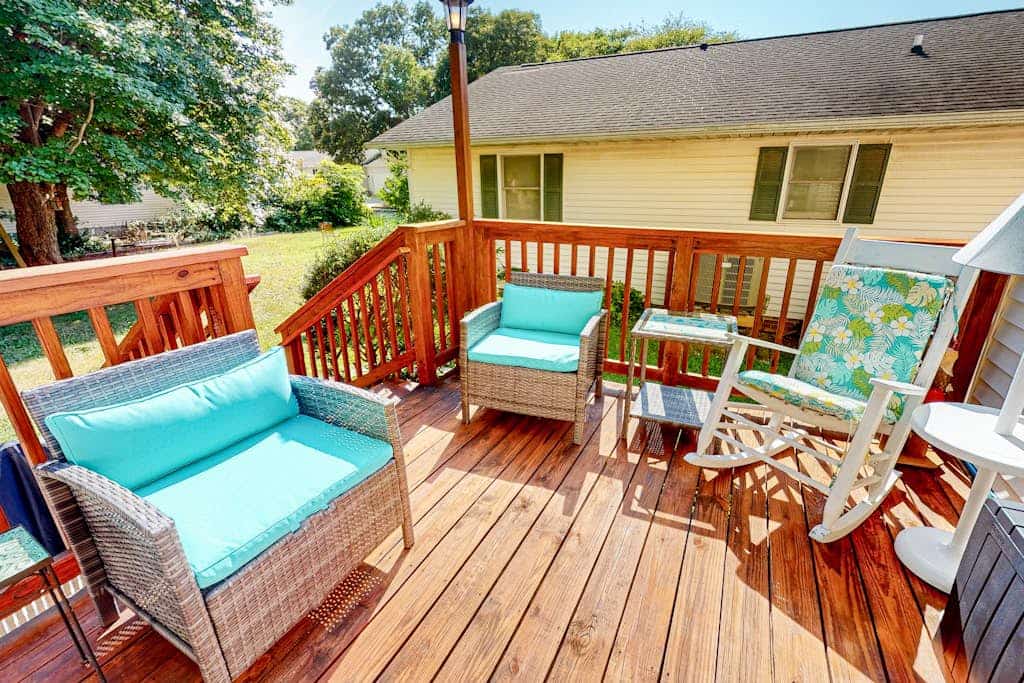 Charming dog friendly home - w/deck, yard & short walk to beach and Restaurants
