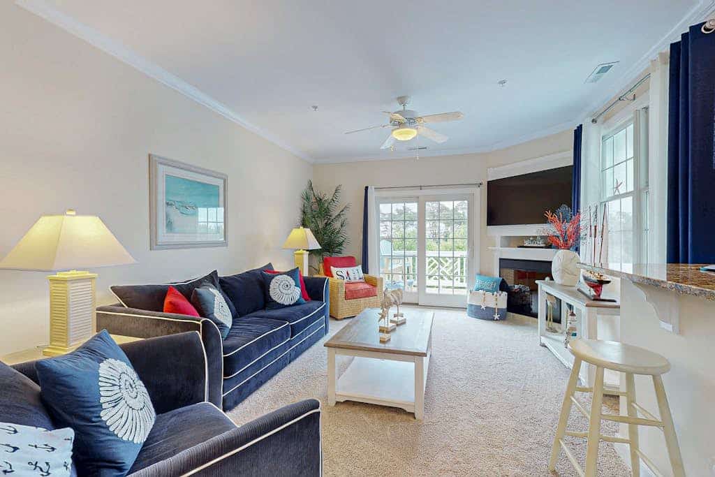 Pristine West OC townhome close to shopping, w/kitchen, washer/dryer & free WiFi