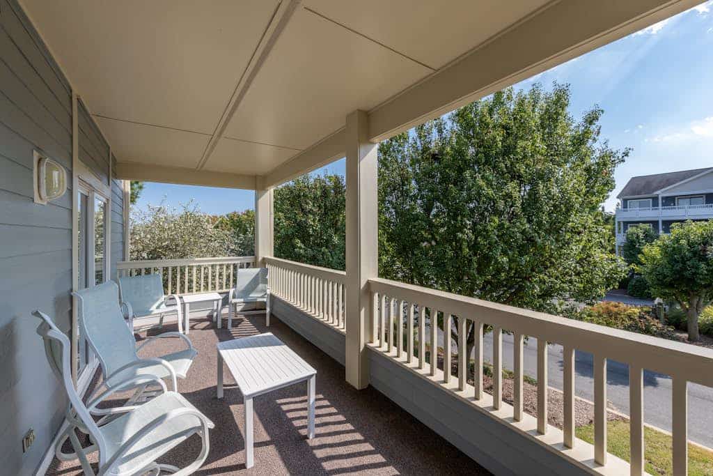 Walk to the beach - Condo near the bay with private balcony & pool access