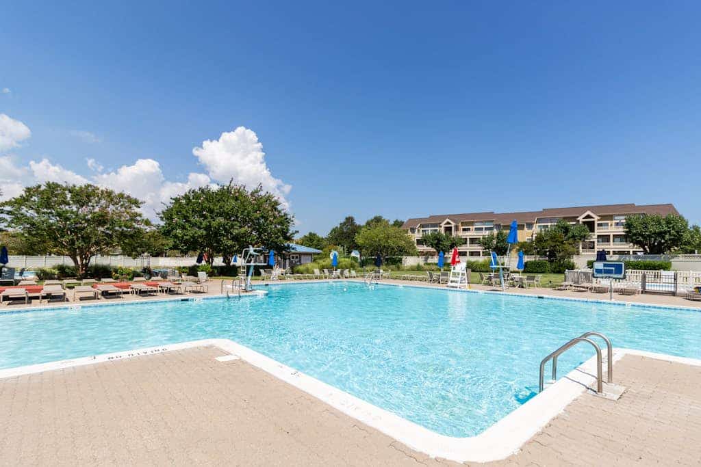 Walk to the beach - Condo near the bay with private balcony & pool access