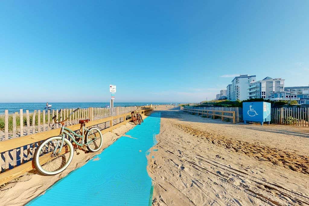 Fourth-Floor Condo near the Beach w/Private Balcony, Ocean View, A/C, Free WiFi