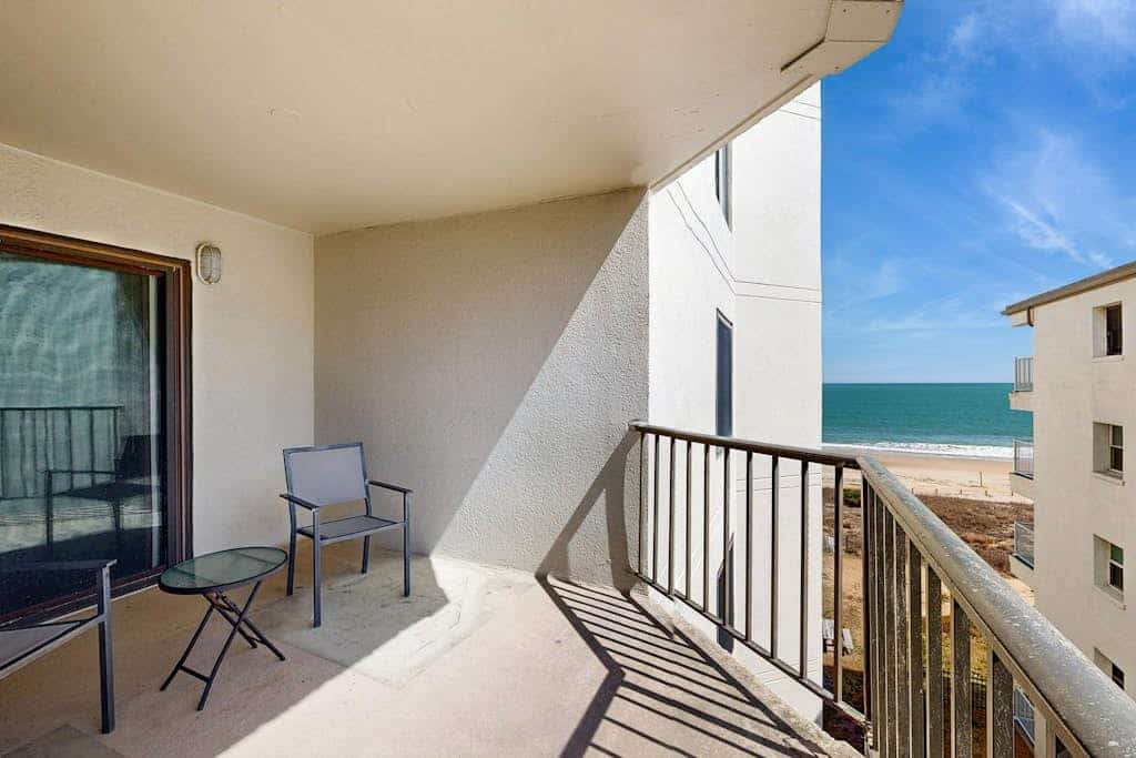 Fourth-Floor Condo near the Beach w/Private Balcony, Ocean View, A/C, Free WiFi