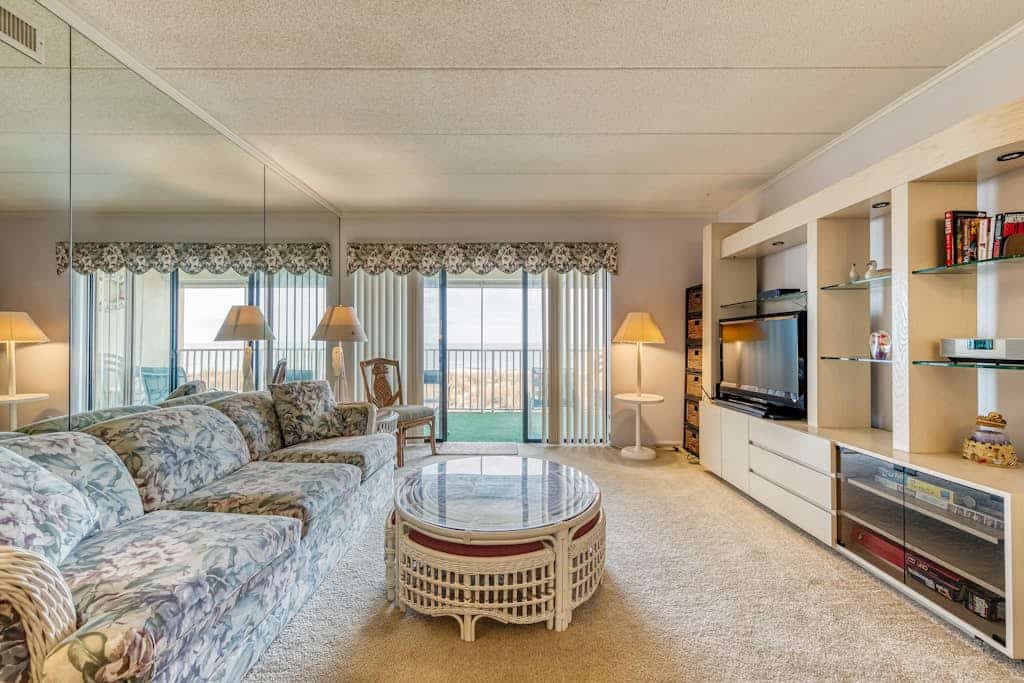 Family-friendly oceanfront condo w/private balcony, free WiFi & outdoor shower