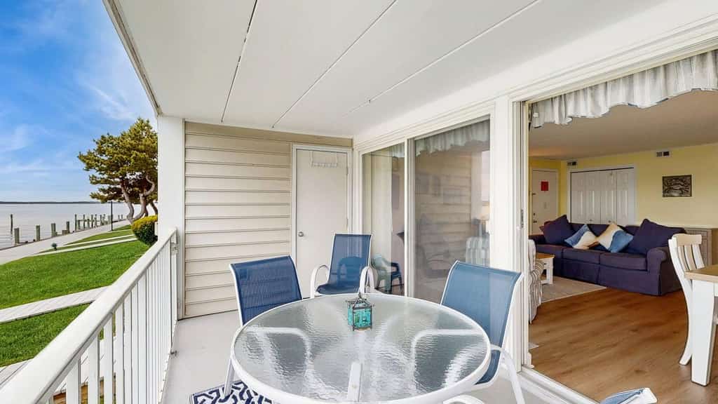 Stunning Condo w/Marina Views From Balcony, Shared Pool, AC, Private W/D, WiFi