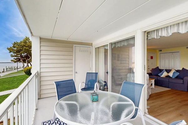 Stunning Condo w/Marina Views From Balcony, Shared Pool, AC, Private W/D, WiFi