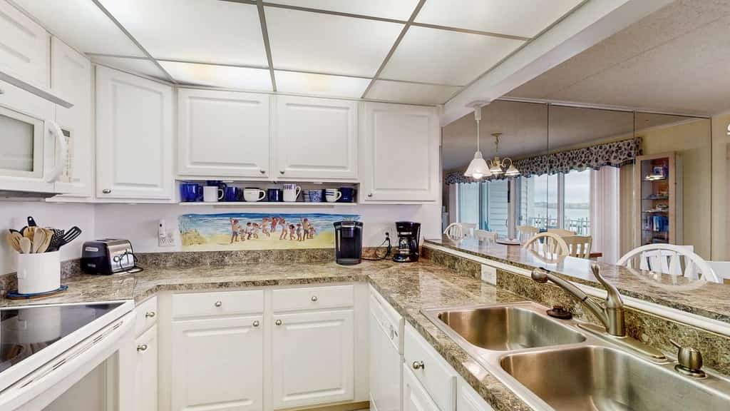 Stunning Condo w/Marina Views From Balcony, Shared Pool, AC, Private W/D, WiFi