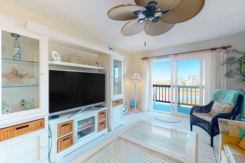 Bayfront Condo with Bay/Wetland Views, Balcony, WiFi & AC - Walk to the Beach