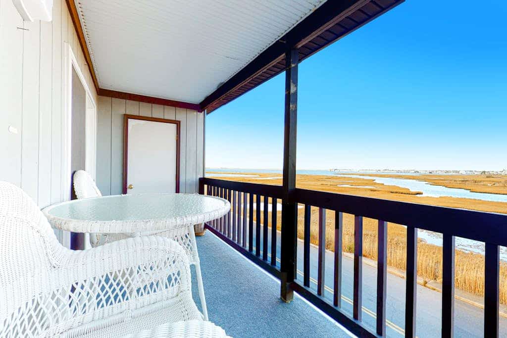 Bayfront Condo with Bay/Wetland Views, Balcony, WiFi & AC - Walk to the Beach