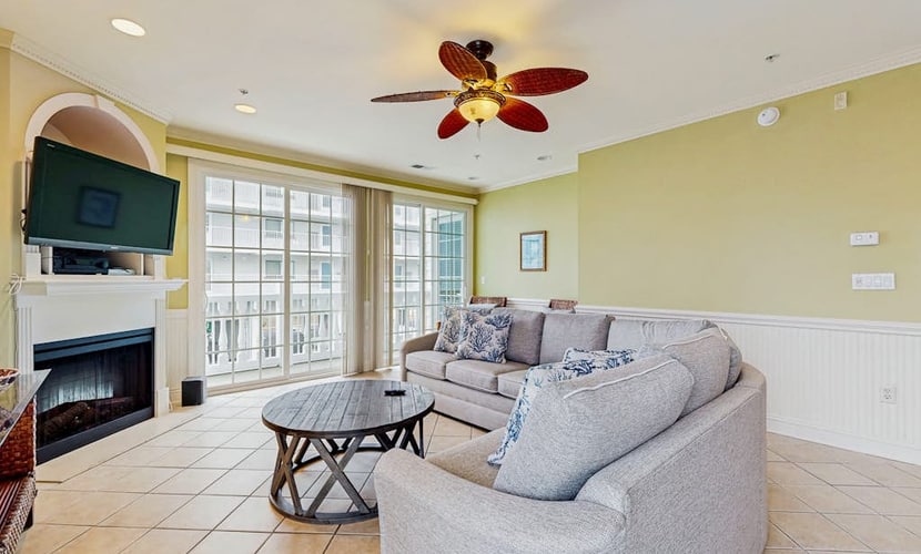 Ocean Block Townhome with Ocean View, Balcony, Fireplace, AC & Free WiFi