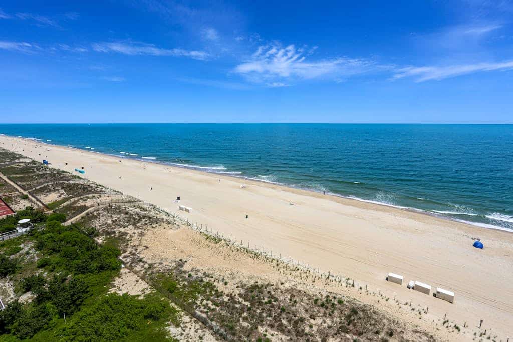 Ocean Block Townhome with Ocean View, Balcony, Fireplace, AC & Free WiFi