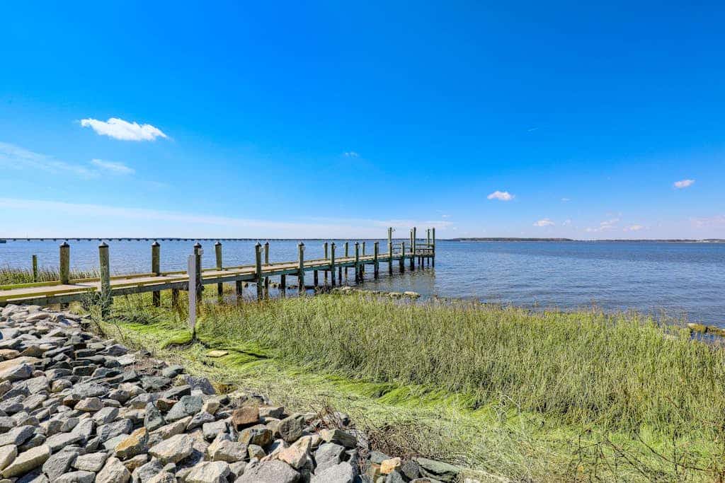 4th-floor condo with out/indoor pools, gym, community beach, fast WiFi, W/D, AC