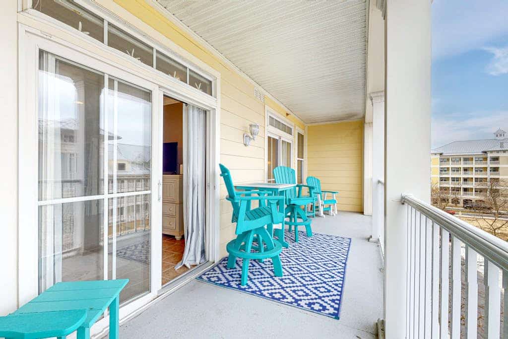 4th-floor condo with out/indoor pools, gym, community beach, fast WiFi, W/D, AC