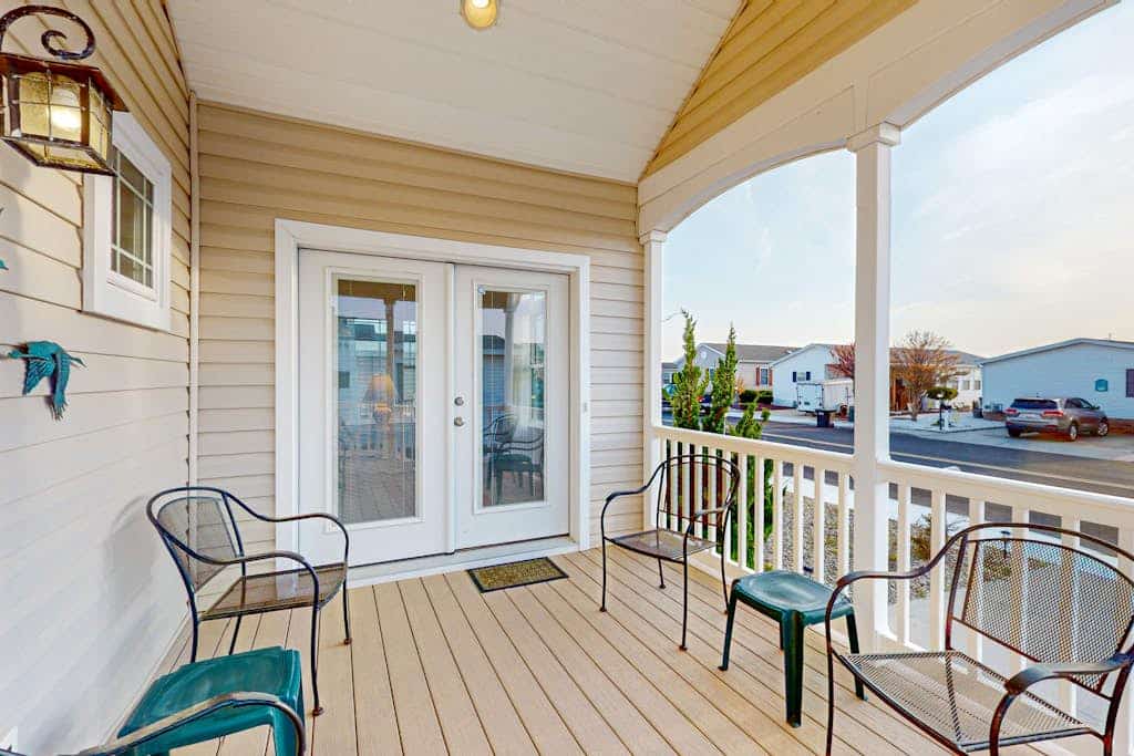 Restful getaway with pool, tennis, patio, fireplace, jetted tub, & central AC