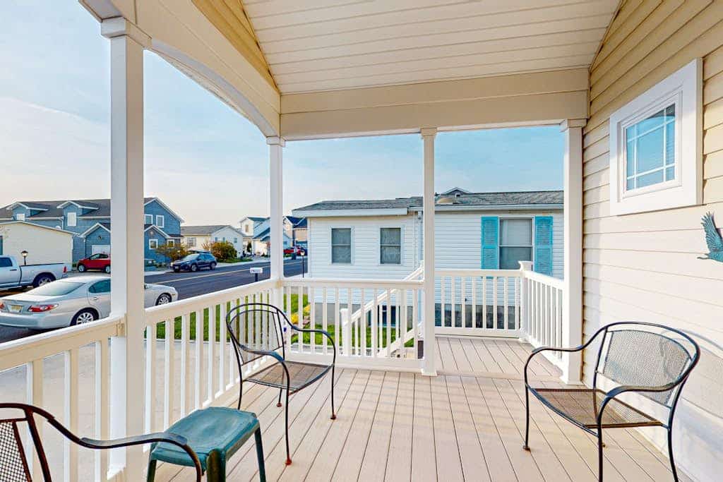 Restful getaway with pool, tennis, patio, fireplace, jetted tub, & central AC