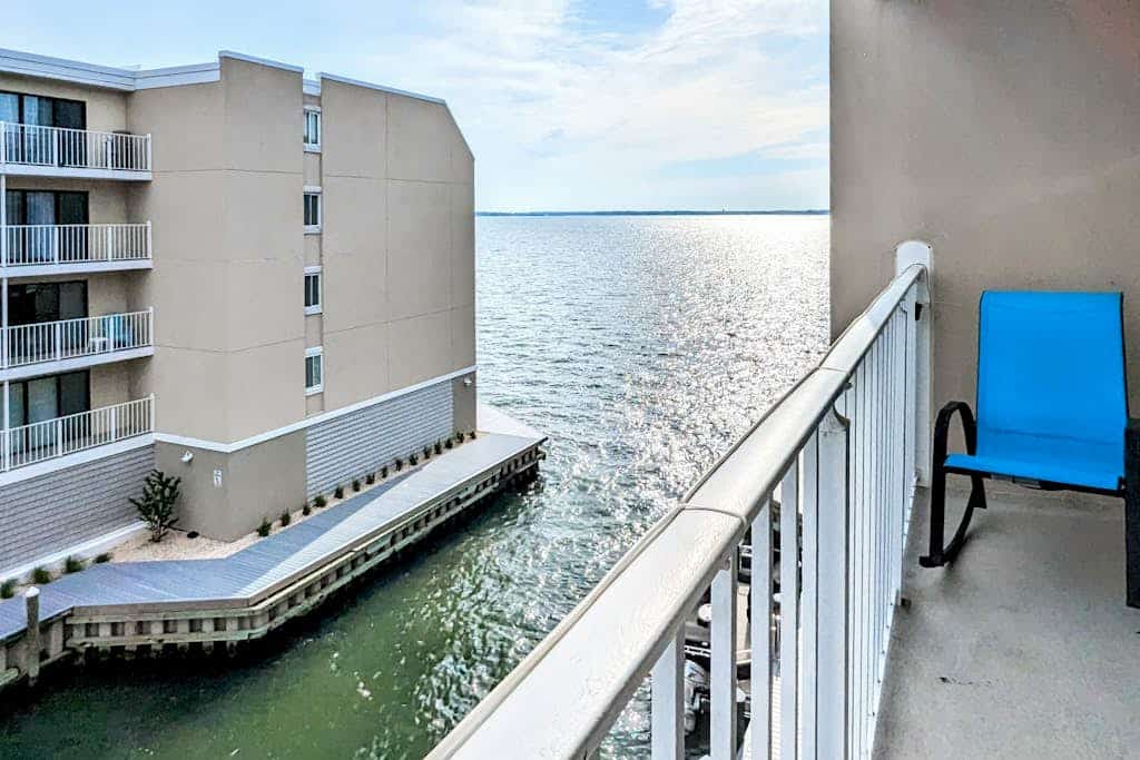 Mid-town condo with pool & grill access - scenic balcony w/canal & bay view